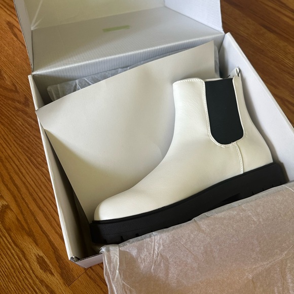 Rollda Women Chelsea Ankle Booties - Picture 3 of 4